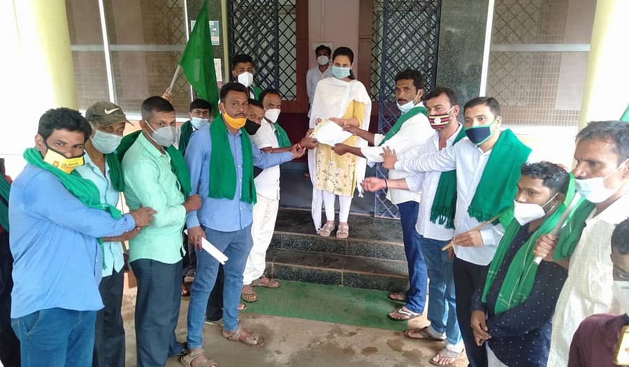 ವಿವಿಧ ಬೇಡಿಕೆ ಈಡೇರಿಸುವಂತೆ ಒತ್ತಾಯಿಸಿ ಕರ್ನಾಟಕ ರಾಜ್ಯ ರೈತ ಸಂಘ ಹಾಗೂ ಹಸಿರು ಸೇನೆ ವತಿಯಿಂದ ಶಿರಸಿ ಉಪವಿಭಾಗಾಧಿಕಾರಿ ಆಕೃತಿ ಬನ್ಸಾಲ್ ಅವರಿಗೆ ಮನವಿ ಸಲ್ಲಿಸಲಾಯಿತು