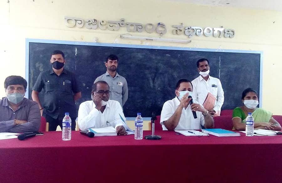 ಚನ್ನಗಿರಿಯ ತಾಲ್ಲೂಕು ಪಂಚಾಯಿತಿ ಸಭಾಂಗಣದಲ್ಲಿ ನಡೆದ ಬಗರ್ಹುಕುಂ ಸಾಗುವಳಿದಾರರ ಕುರಿತ ಸಭೆಯಲ್ಲಿ ಶಾಸಕ ಮಾಡಾಳ್ ವಿರೂಪಾಕ್ಷಪ್ಪ ಮಾತನಾಡಿದರು.