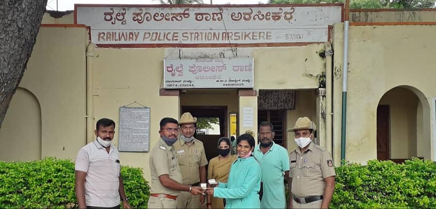 ಚಿನ್ನಾಭರಣ ಹಾಗೂ ನಗದು ಹಣವನ್ನು ರೈಲಿನಲ್ಲೇ ಬಿಟ್ಟು ಹೋಗಿದ್ದ ಬೆಂಗಳೂರಿನ ವಿದ್ಯಾ ಕಿರಣ್‌ಕುಮಾರ್ ಅವರಿಗೆ ಅರಸೀಕೆರೆ ರೈಲ್ವೆ ಆರ್‌ಎಸ್ಐ ಮುದಿಯಪ್ಪ ಹಿಂದಿರುಗಿಸಿದರು. ಸಿಬ್ಬಂದಿ ಇದ್ದರು