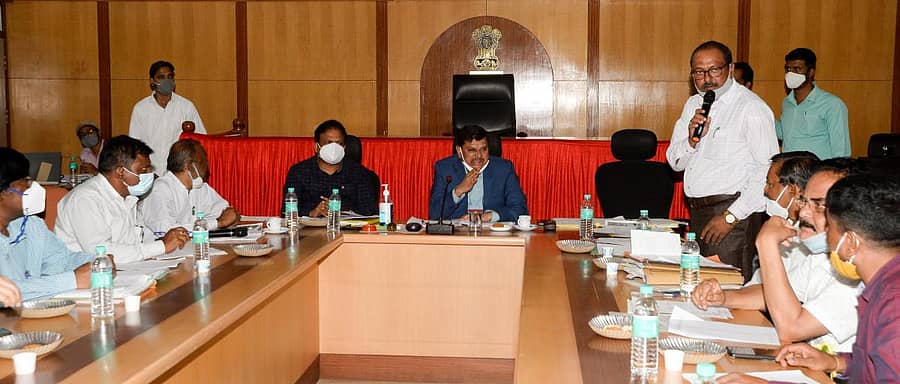 ದಾವಣಗೆರೆಯ ಜಿಲ್ಲಾಧಿಕಾರಿ ಕಚೇರಿಯಲ್ಲಿ ನಡೆದ ಏಕಗವಾಕ್ಷಿ ಸಭೆಯಲ್ಲಿ ಜಿಲ್ಲಾಧಿಕಾರಿ ಮಹಾಂತೇಶ ಬೀಳಗಿ ಮಾತನಾಡಿದರು