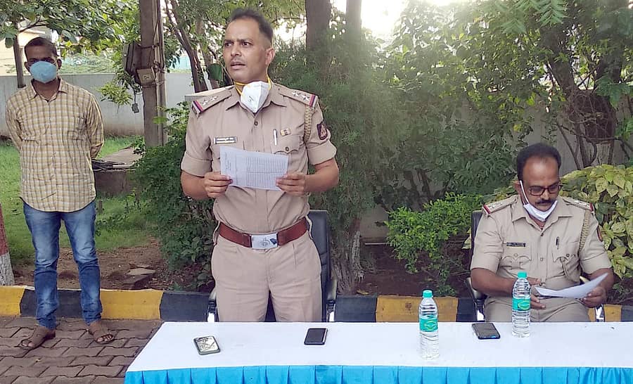 ತೋರಣಗಲ್ಲು ಸಮೀಪದ ಕುಡುತಿನಿ ಪಟ್ಟಣದ ಪೊಲೀಸ್ ಠಾಣೆಯಲ್ಲಿ ಸೋಮವಾರ ಮೊಹರಂ ಶಾಂತಿ ಸಭೆಯಲ್ಲಿ ಪಿಎಸ್‍ಐ ಮೊಹಮ್ಮದ್ ರಫಿಕ್ ಮಾತನಾಡಿದರು