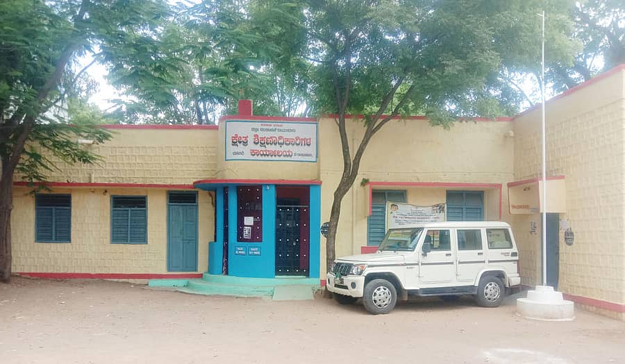 ಮೂರು ತಾಲ್ಲೂಕುಗಳ ಕಾರ್ಯವ್ಯಾಪ್ತಿ ಹೊಂದಿರುವ ಮಾನ್ವಿ ಪಟ್ಟಣದ ಕ್ಷೇತ್ರ ಶಿಕ್ಷಣಾಧಿಕಾರಿ ಕಚೇರಿ