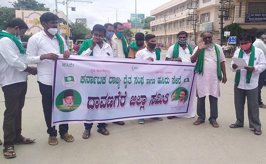 ವಿದ್ಯುತ್ ಕಾಯ್ದೆ ತಿದ್ದುಪಡಿಗೆ ವಿರೋಧ ವ್ಯಕ್ತಪಡಿಸಿ ರಾಜ್ಯ ರೈತ ಸಂಘ ಹಾಗೂ ಹಸಿರು ಸೇನೆಯಿಂದ ಮಂಗಳವಾರ ದಾವಣಗೆರೆ ಜಯದೇವ ವೃತ್ತದಲ್ಲಿ ಪ್ರತಿಭಟನೆ ನಡೆಯಿತು.