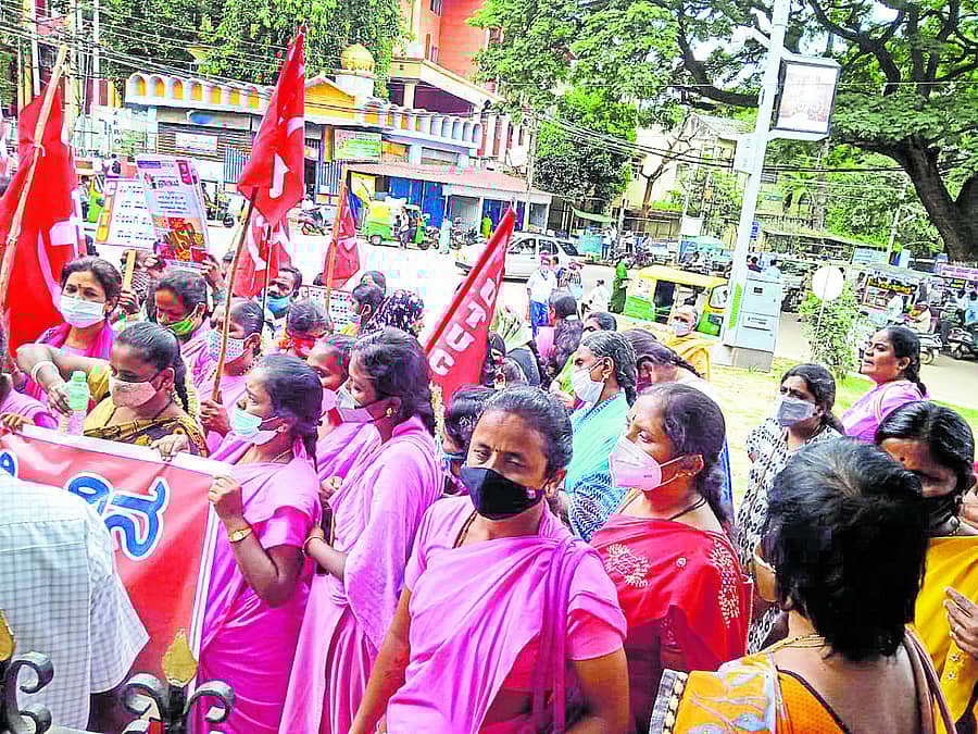 ಅಂಗನವಾಡಿ, ಆಶಾ ಕಾರ್ಯಕರ್ತೆಯರು ಪ್ರತಿಭಟನೆ ನಡೆಸಿದರು