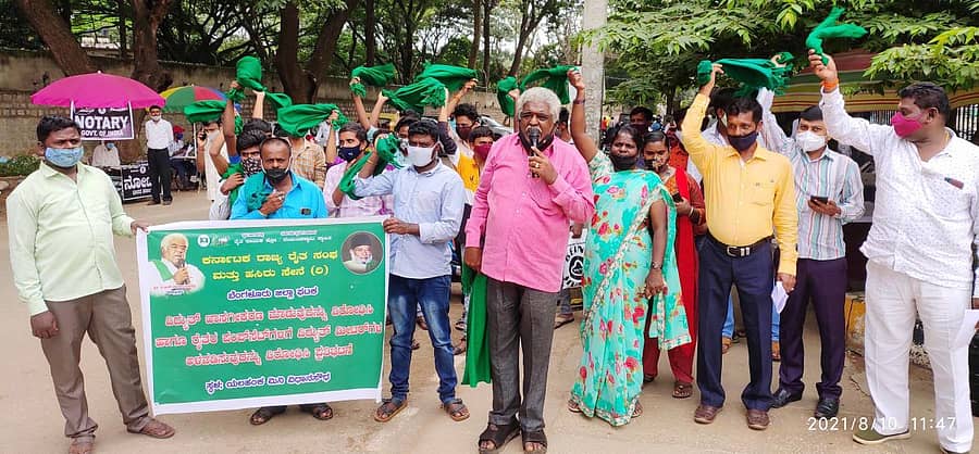 ವಿದ್ಯುತ್ ವಲಯದ ಖಾಸಗೀಕರಣ ವಿರೋಧಿಸಿ ರಾಜ್ಯ ರೈತಸಂಘ ಮತ್ತು ಹಸಿರು ಸೇನೆಯ ಕಾರ್ಯಕರ್ತರು ಯಲಹಂಕದ ತಹಶೀಲ್ದಾರ್ ಕಚೇರಿ ಎದುರು ಮಂಗಳವಾರ ಪ್ರತಿಭಟನೆ ನಡೆಸಿದರು