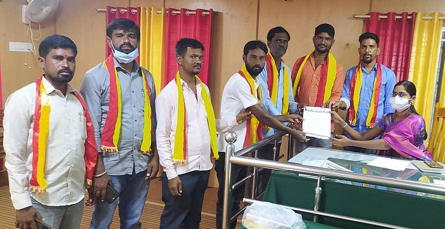 ಮಾನ್ವಿಯಲ್ಲಿ ಬುಧವಾರ ಜಯ ಕರ್ನಾಟಕ ರಕ್ಷಣಾ ಸೇನೆಯ ಪದಾಧಿಕಾರಿಗಳು ತಹಶೀಲ್ದಾರ್ ಸಂತೋಷರಾಣಿ ಅವರಿಗೆ ಮನವಿ ಪತ್ರ ಸಲ್ಲಿಸಿದರು