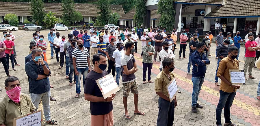 ಸುಬ್ರಹ್ಮಣ್ಯದ ಎಸ್.ಎಸ್ ಪಿಯು ಕಾಲೇಜು ಆವರಣದಲಿ ಶಿಕ್ಷಕ ಗುರುರಾಜ್ ವಿರುದ್ಧ ನಡೆದ ಪ್ರತಿಭಟನೆಯಲ್ಲಿ ಸಾರ್ವಜನಿಕರು ಭಾಗವಹಿಸಿದ್ದರು.