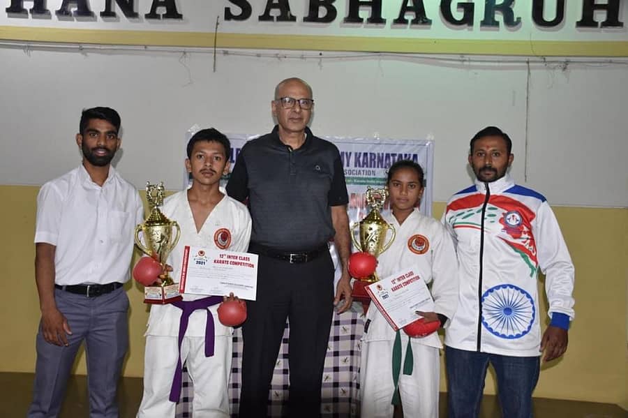 ಬೆಳಗಾವಿಯಲ್ಲಿ ಕಂಪ್ಲೀಟ್ ಕರಾಟೆ ಅಕಾಡೆಮಿ ಕರ್ನಾಟಕ ವತಿಯಿಂದ ನಡೆದ ಸ್ಪರ್ಧೆಯಲ್ಲಿ ಯಶ್ ಪಾಟೀಲ ಮತ್ತು ಸಂಜನಾ ಬಾಗೇವಾಡಿ ಅವರಿಗೆ ಚಾಂಪಿಯನ್ ಆಫ್ ಚಾಂಪಿಯನ್ ಟ್ರೋಫಿಯನ್ನು ಮುಖ್ಯ ಅತಿಥಿಗಳು ವಿತರಿಸಿದರು