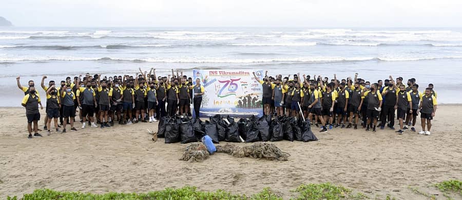 ‘ಸ್ವಾತಂತ್ರ್ಯದ ಸುವರ್ಣ ಮಹೋತ್ಸವ’ ಕಾರ್ಯಕ್ರಮದ ಅಂಗವಾಗಿ ಕಾರವಾರದ ನೌಕಾನೆಲೆಯ ಸಿಬ್ಬಂದಿ ಕಡಲ ತೀರವನ್ನು ಸ್ವಚ್ಛಗೊಳಿಸಿ ತ್ಯಾಜ್ಯವನ್ನು ಸಂಗ್ರಹಿಸಿದರು