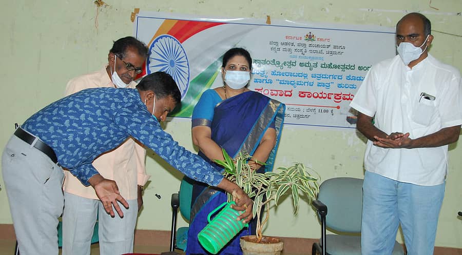 ಚಿತ್ರದುರ್ಗದ ಪತ್ರಿಕಾಭವನದಲ್ಲಿ ಸ್ವಾತಂತ್ರ್ಯ ದಿನಾಚರಣೆಯ ಅಂಗವಾಗಿ ಬುಧವಾರ ಏರ್ಪಡಿಸಿದ್ದ ಸಂವಾದದಲ್ಲಿ ಕನ್ನಡ ಮತ್ತು ಸಂಸ್ಕೃತಿ ಇಲಾಖೆ ಸಹಾಯಕ ನಿರ್ದೇಶ ಬಿ.ಧನಂಜಯ, ಹಿರಿಯ ಪತ್ರಕರ್ತ ಜಿ.ಎಸ್.ಉಜ್ಜಿನಪ್ಪ, ಜಿಲ್ಲಾಧಿಕಾರಿ ಕವಿತಾ ಎಸ್.ಮನ್ನಿಕೇರಿ, ಪ್ರಾಧ್ಯಾಪಕ ಡಾ.ಕೆ.ಚಿದಾನಂದ ಭಾಗವಹಿಸಿದ್ದರು.