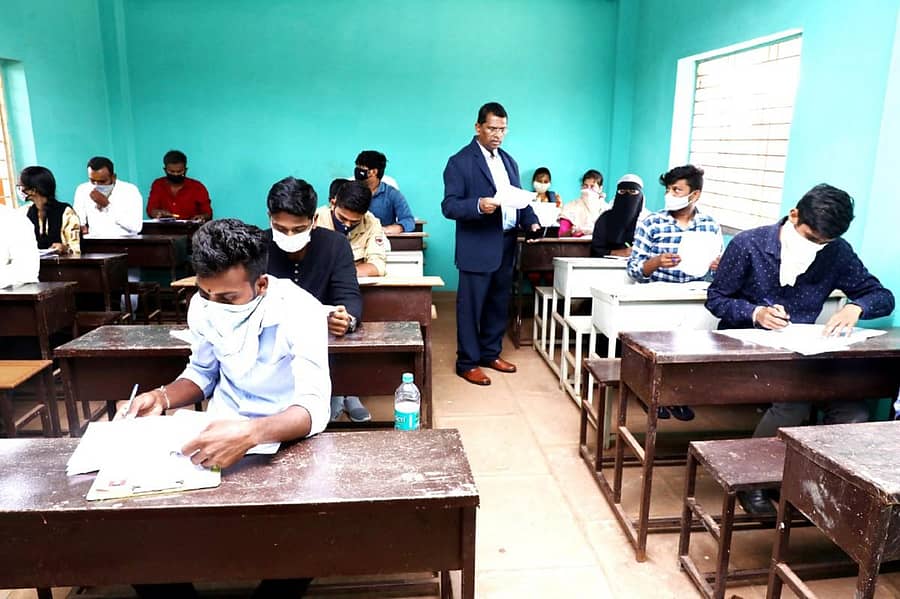 ಗುಲಬರ್ಗಾ ವಿಶ್ವವಿದ್ಯಾಲಯದ ಕುಲಪತಿ ಪ್ರೊ. ದಯಾನಂದ ಅಗಸರ ಅವರು ಬೀದರ್ನ ಪರೀಕ್ಷಾ ಕೇಂದ್ರಕ್ಕೆ ಬುಧವಾರ ಭೇಟಿ ನೀಡಿ ಉತ್ತರ ಪತ್ರಿಕೆಗಳನ್ನು ಪರಿಶೀಲಿಸಿದರು