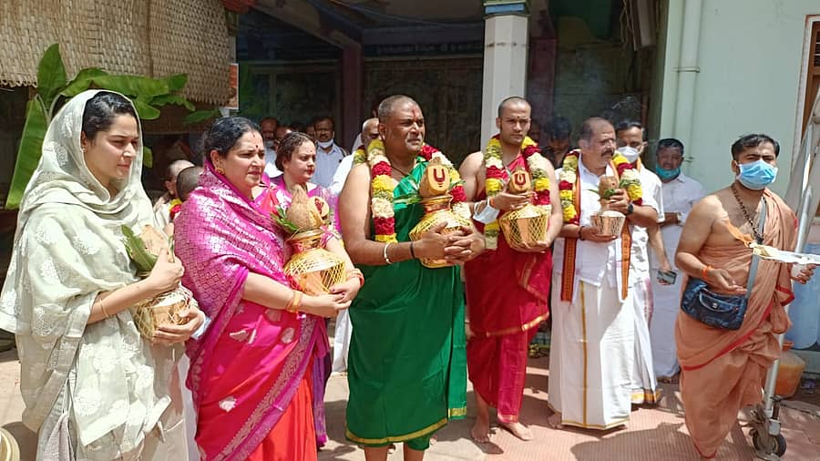 ವೇಣುಗೋಪಾಲ ದೇವಸ್ಥಾನದ ದೇವರ ಮೂರ್ತಿ ಪ್ರತಿಷ್ಠಾಪನೆ ಕಾರ್ಯಕ್ರಮದಲ್ಲಿ ಸಚಿವ ಆನಂದ್ ಸಿಂಗ್