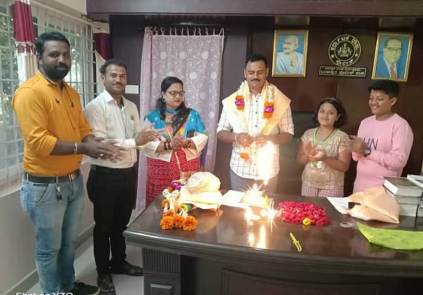 ಶಿಗ್ಗಾವಿ ತಾಲ್ಲೂಕಿನ ಬಂಕಾಪುರ ಪಟ್ಟಣದ ಪೊಲೀಸ್ ಠಾಣೆ ಪಿಎಸ್ಐ ಸಂತೋಷ ಪಾಟೀಲ ಮಂಗಳವಾರ ಸಾರ್ವಜನಿಕರೊಂದಿಗೆ ಠಾಣೆಯಲ್ಲಿ ಹುಟ್ಟುಹಬ್ಬ ಆಚರಿಸಿಕೊಂಡ ದೃಶ್ಯ