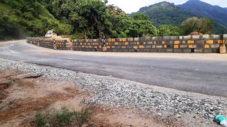 ಕೊಟ್ಟಿಗೆಹಾರ ಸಮೀಪದ ಚಾರ್ಮಾಡಿ ಘಾಟಿ ರಸ್ತೆಯ ದೃಶ್ಯ