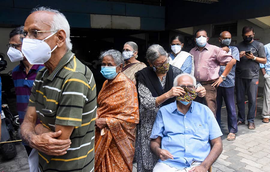 ಕೋವಿಡ್ ಲಸಿಕೆ ಪಡೆಯಲು ಸಾಲುಗಟ್ಟಿರುವ ಜನ–ಸಾಂದರ್ಭಿಕ ಚಿತ್ರ