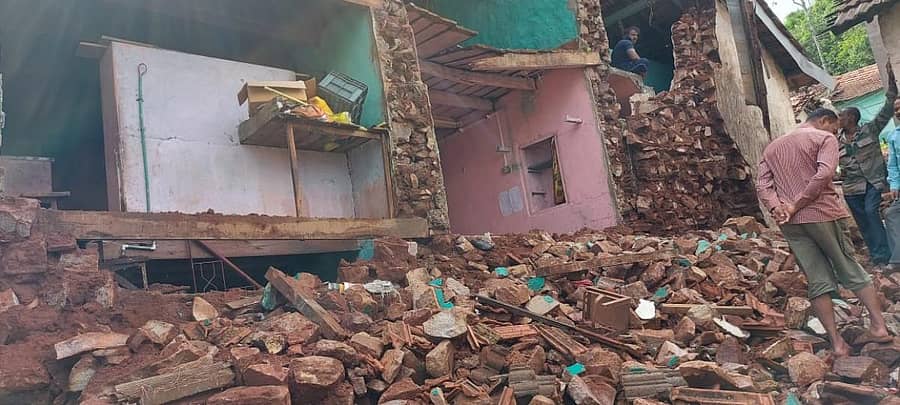 ಬೆಳಗಾವಿ ತಾಲ್ಲೂಕಿನ ಹುದಲಿ ಗ್ರಾಮದ ಜನತಾ ಪ್ಲಾಟ್ನ ಬಾಳಪ್ಪ ಬಸಪ್ಪ ನೆಲಗಂಟಿ ಅವರ ಮನೆ ಗೋಡೆಗಳು ಮಳೆಯಿಂದಾಗಿ ಕುಸಿದಿರುವುದು