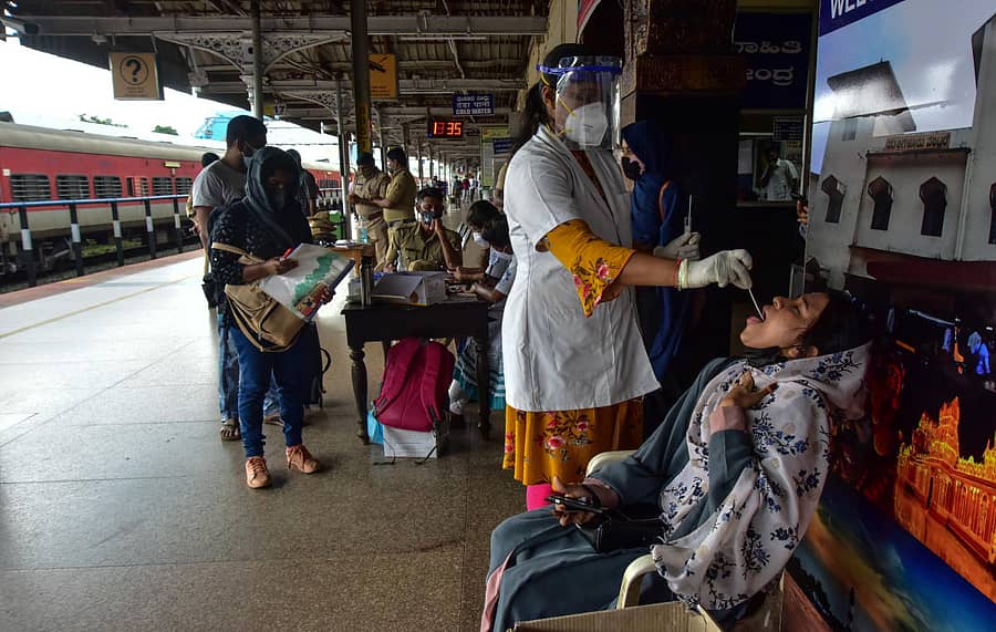 ಕೇರಳದಲ್ಲಿ ಕೋವಿಡ್ ಪ್ರಕರಣಗಳು ಹೆಚ್ಚಾಗುತ್ತಿರುವುದರಿಂದ ರೈಲಿನಲ್ಲಿ ಬರುವ ಪ್ರಯಾಣಿಕರನ್ನು ಆರ್ಟಿಪಿಸಿಆರ್ ಪರೀಕ್ಷೆ ನಡೆಸುತ್ತಿದ್ದ ದೃಶ್ಯ ಮಂಗಳೂರಿನ ಸೆಂಟ್ರಲ್ ರೈಲು ನಿಲ್ದಾಣದಲ್ಲಿ ಕಂಡು ಬಂತು –ಪ್ರಜಾವಾಣಿ ಚಿತ್ರ