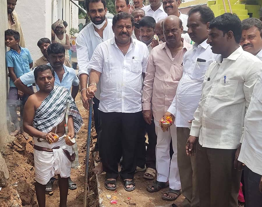 ಬಾಗೇಪಲ್ಲಿ ತಾಲ್ಲೂಕಿನ ನಲ್ಲಪರೆಡ್ಡಿಪಲ್ಲಿ ಗ್ರಾಮದಲ್ಲಿ ಆದರ್ಶ ಗ್ರಾಮ ಯೋಜನೆಗೆ ಶಾಸಕ ಎಸ್.ಎನ್. ಸುಬ್ಬಾರೆಡ್ಡಿ ಭೂಮಿಪೂಜೆ ನೆರವೇರಿಸಿದರು