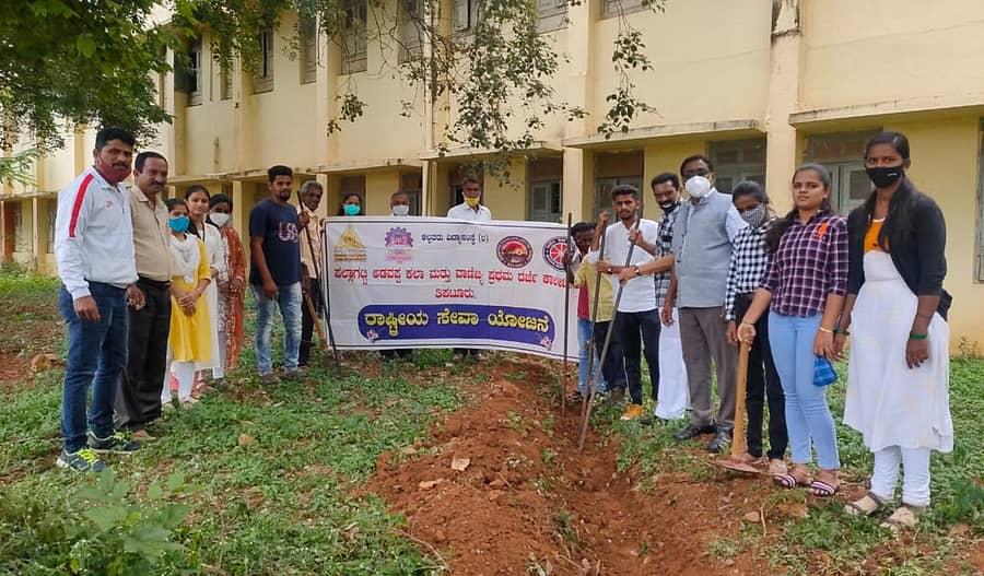 ತಿಪಟೂರಿನ ಕಲ್ಪತರು ವಿದ್ಯಾಸಂಸ್ಥೆ ಆವರಣದಲ್ಲಿ ರಾಷ್ಟ್ರೀಯ ಸೇವಾ ಯೋಜನೆಯಿಂದ ಮಳೆ ನೀರು ಸಂರಕ್ಷಣೆ ಕಾರ್ಯಕ್ರಮ ಆಚರಿಸಲಾಯಿತು