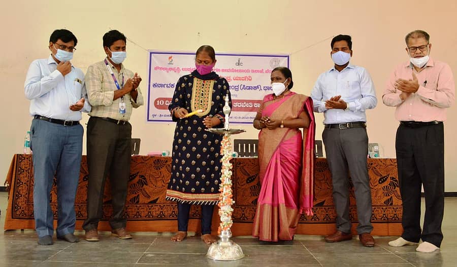 ಯಾದಗಿರಿಯಲ್ಲಿ ಹಮ್ಮಿಕೊಂಡಿದ್ದ 10 ದಿನಗಳ ಉದ್ಯಮಶೀಲತಾಭಿವೃದ್ಧಿ ತರಬೇತಿ ಕಾರ್ಯಕ್ರಮವನ್ನು ಜಿಲ್ಲಾಧಿಕಾರಿ ಡಾ.ರಾಗಪ್ರಿಯಾ ಆರ್. ಉದ್ಘಾಟಿಸಿದರು