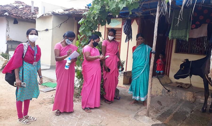 ಜಯಪುರ ಹೋಬಳಿಯ ಕೆಲ್ಲಹಳ್ಳಿ ಗ್ರಾಮದಲ್ಲಿ ಆರೋಗ್ಯ ಇಲಾಖೆಯ ಕಾರ್ಯಕರ್ತರು ಮನೆ ಮನೆಗೆ ಭೇಟಿ ನೀಡಿ ಪರಿಶೀಲನೆ ನಡೆಸಿದರು