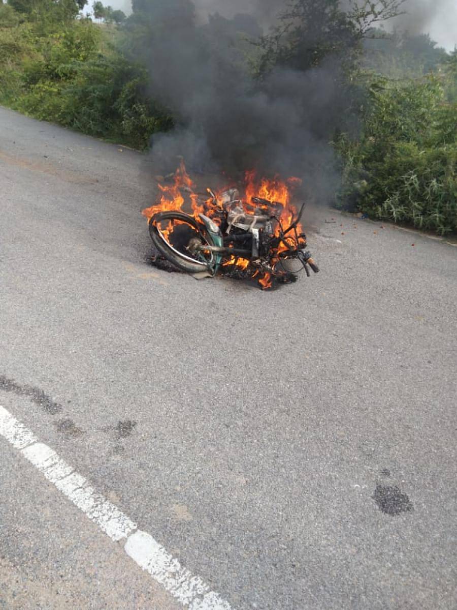 ಟಿವಿಎಸ್ ವಾಹನ ಸುಟ್ಟು ಸಂಪೂರ್ಣ ಭಸ್ಮ ವಾಗಿದೆ