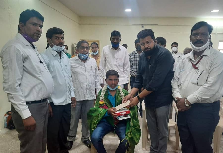 ಎಸ್ಸೆಸ್ಸೆಲ್ಸಿ ಪರೀಕ್ಷೆಯಲ್ಲಿ ಕಲಬುರ್ಗಿ ಜಿಲ್ಲೆಗೆ ಪ್ರಥಮ ಸ್ಥಾನ ಪಡೆದ ಅಫಜಲಪುರ ತಾಲ್ಲೂಕಿನ ಕೊಗನೂರಿನ ಹಿಂದುಳಿದ ವರ್ಗಗಳ ಕಲ್ಯಾಣ ಇಲಾಖೆಯ ಮೊರಾರ್ಜಿ ದೇಸಾಯಿ ವಸತಿ ಶಾಲೆ ವಿದ್ಯಾರ್ಥಿ ಮಹಾದೇವಪ್ಪ ಸಾತಲಿಂಗಪ್ಪ ಕುಂಬಾರ (621) ಅವರನ್ನು ರಮೇಶ ಜಿ. ಸಂಗಾ ಬುಧವಾರ ಸನ್ಮಾನಿಸಿದರು