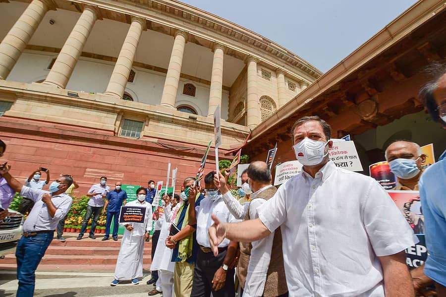 ರಾಜ್ಯಸಭೆಯಲ್ಲಿ ವಿರೋಧ ಪಕ್ಷಗಳ ನಾಯಕರ ಮೇಲೆ ನಡೆದ ಹಲ್ಲೆಯನ್ನು ವಿರೋಧಿಸಿ ನವದೆಹಲಿಯ ಸಂಸತ್ ಭವನದ ಎದುರು ಕಾಂಗ್ರೆಸ್ ನಾಯಕ ರಾಹುಲ್ ಗಾಂಧಿ ಮತ್ತು ಇತರೆ ವಿರೋಧ ಪಕ್ಷಗಳ ನಾಯಕರು ಗುರುವಾರ ಪ್ರತಿಭಟನೆ ನಡೆಸಿದರು.