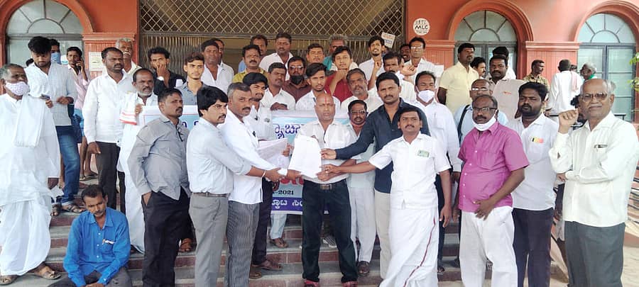 ಸಿಂಧನೂರಿನ ಮಿನಿವಿಧಾನಸೌಧ ಕಚೇರಿ ಮುಂದೆ ಪ್ರಗತಿಪರ ಸಂಘಟನೆಗಳ ಒಕ್ಕೂಟದಿಂದ ಗುರುವಾರ ಪ್ರತಿಭಟನೆ ನಡೆಸಿ ತಹಶೀಲ್ದಾರ್ ಮೂಲಕ ರಾಷ್ಟ್ರಪತಿ ಅವರಿಗೆ ಮನವಿಪತ್ರ ರವಾನಿಸಲಾಯಿತು