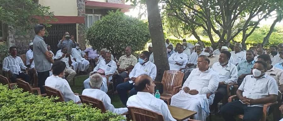 ಬಬಲೇಶ್ವರ ತಾಲ್ಲೂಕಿನ ಕೃಷ್ಣಾನಗರದ ನಂದಿ ಸಹಕಾರಿ ಸಕ್ಕರೆ ಕಾರ್ಖಾನೆಯ ಆವರಣದಲ್ಲಿ ಕೃಷ್ಣಾ ಮೇಲ್ದಂಡೆ ಯೋಜನೆಯ ಸಂತ್ರಸ್ತರ ಹಿತ ರಕ್ಷಣಾ ಸಮಿತಿ ಸಭೆ ನಡೆಯಿತು