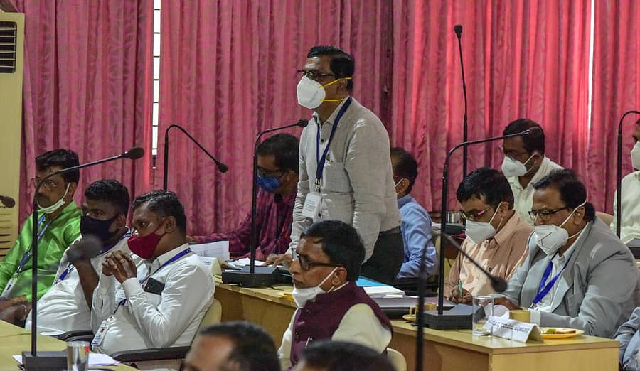 ದಕ್ಷಿಣ ಕನ್ನಡ ಜಿಲ್ಲಾ ಪಂಚಾಯತ್‌ ಸಭಾಂಗಣದಲ್ಲಿ ಗುರುವಾರ ಆಯೋಜಿಸಿದ್ದ ಕೋವಿಡ್‌ –19 ನಿಯಂತ್ರಣ ಹಾಗೂ ನಿರ್ವಹಣೆ ಕುರಿತ ಪ್ರಗತಿ ಪರಿಶೀಲನಾ ಸಭೆಯಲ್ಲಿ ಜಿಲ್ಲಾ ಆರೋಗ್ಯ ಇಲಾಖೆ ಅಧಿಕಾರಿ ಡಾ ಕಿಶೋರ್‌ ಕುಮಾರ್‌ ಮಾತನಾಡಿದರು –ಪ್ರಜಾವಾಣಿ ಚಿತ್ರ