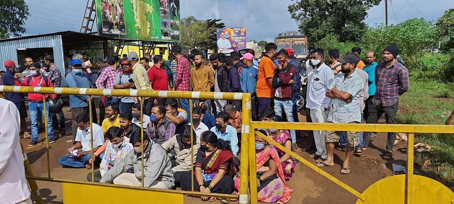 ಕೋವಿಡ್ ನೆಗೆಟಿವ್ (ಆರ್ಟಿಪಿಸಿಅರ್) ವರದಿ ಕಡ್ಡಾಯಗೊಳಿಸಬಾರದು ಮತ್ತು ಮುಕ್ತವಾಗಿ ಸಂಚರಿಸಲು ಅವಕಾಶ ಕೊಡಬೇಕು ಎಂದು ಆಗ್ರಹಿಸಿ ಮಹಾರಾಷ್ಟ್ರದ ಶಿನೋಳಿ ಗ್ರಾಮಸ್ಥರು ಬೆಳಗಾವಿ ತಾಲ್ಲೂಕಿನ ಬಾಚಿ ಚೆಕ್ಪೋಸ್ಟ್ನಲ್ಲಿ ಗುರುವಾರ ಪ್ರತಿಭಟನೆ ನಡೆಸಿದರು