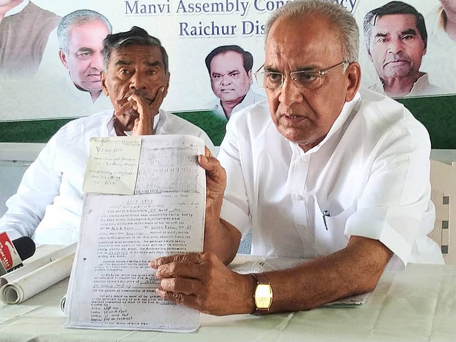 ಮಾನ್ವಿಯಲ್ಲಿ ಗುರುವಾರ ವಿಧಾನ ಪರಿಷತ್ ಮಾಜಿ ಸದಸ್ಯ ಎನ್.ಎಸ್.ಬೋಸರಾಜು ತಮ್ಮ ನಿವೇಶನದ ದಾಖಲೆಗಳನ್ನು ಪ್ರದರ್ಶಿಸಿದರು
