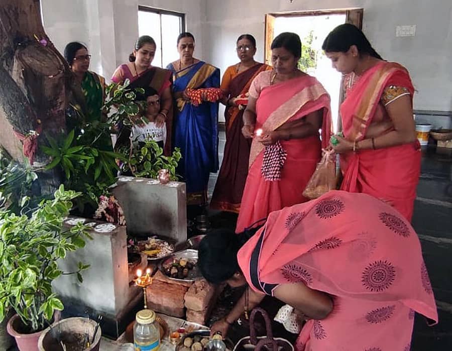 ಲಿಂಗಸುಗೂರ ದೇವಸ್ಥಾನದಲ್ಲಿ ನಾಗಚತುರ್ಥಿ ನಿಮಿತ್ತ ಗುರುವಾರ ನಾಗದೇವತೆ ಮೂರ್ತಿಗಳಿಗೆ ಮಹಿಳೆಯರು ಮಕ್ಕಳು ಪೂಜೆ ಸಲ್ಲಿಸಿದರು