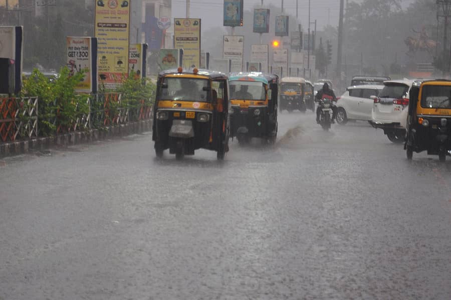 ವಿಜಯಪುರ ನಗರದ ಎಂ.ಜಿ.ರಸ್ತೆಯಲ್ಲಿ ಗುರುವಾರ ಸಂಜೆ ಬಿರುಸಾಗಿ ಸುರಿದ ಮಳೆಯ ನಡುವೆ ಸಾಗಿದ ವಾಹನಗಳು–ಪ್ರಜಾವಾಣಿ ಚಿತ್ರ