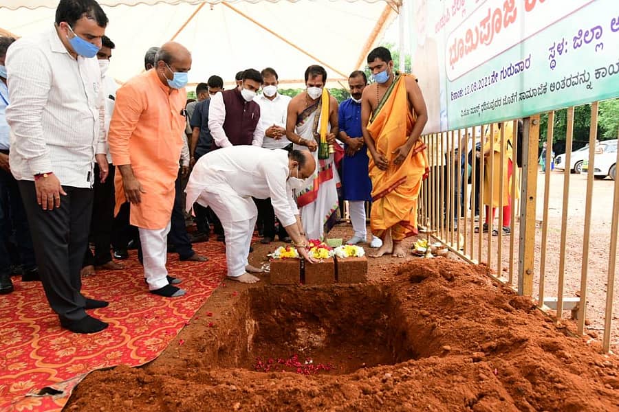 ಗುರುವಾರ ಜಿಲ್ಲಾ ಆಸ್ಪತ್ರೆಯ ಆವರಣದಲ್ಲಿ ನೂತನ ಜಿಲ್ಲಾ ಆಸ್ಪತ್ರೆಯ ನಿರ್ಮಾಣ ಕಾಮಗಾರಿಗೆ ಭೂಮಿ ಪೂಜೆ ನೆರವೇರಿಸಿದ ಮುಖ್ಯಮಂತ್ರಿ ಬಸವರಾಜ ಬೊಮ್ಮಾಯಿ ಅಡಿಗಲ್ಲು ಹಾಕಿದರು.