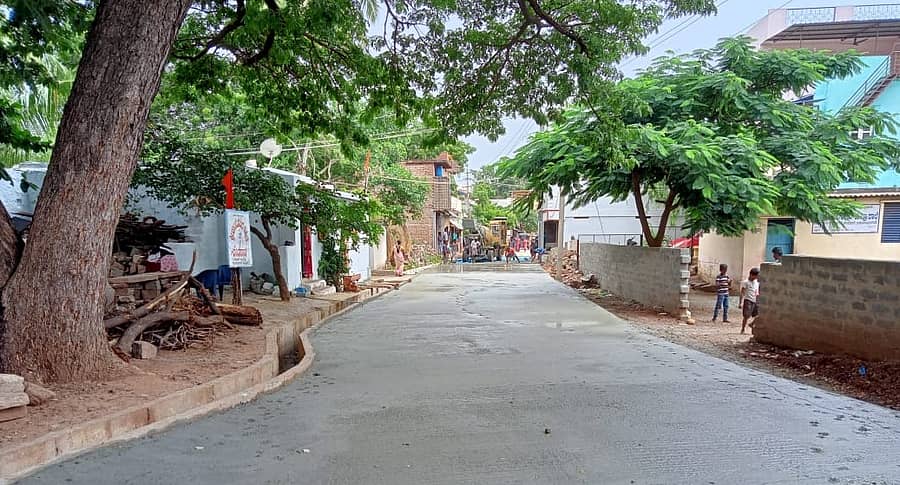 ರಸ್ತೆ ಕಾಮಗಾರಿಯನ್ನು ಪೂರ್ಣಗೊಳಿಸಿರುವ ದೃಶ್ಯ