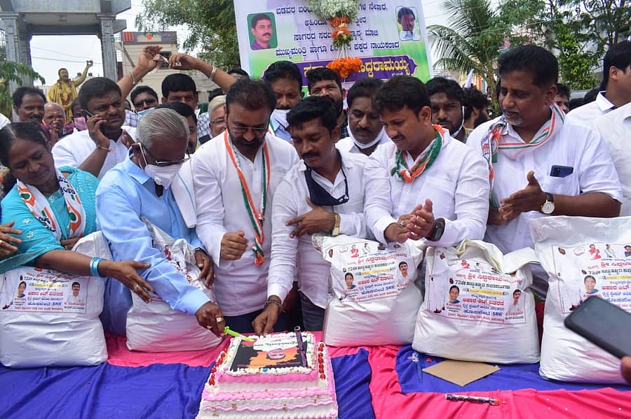 ಹೊಸಪೇಟೆಯ ಕನಕದಾಸ ವೃತ್ತದಲ್ಲಿ ಗುರುವಾರ ಕಾಂಗ್ರೆಸ್‌ ಶಾಸಕಾಂಗ ಪಕ್ಷದ ನಾಯಕ ಸಿದ್ದರಾಮಯ್ಯನವರ ಜನ್ಮದಿನದ ಪ್ರಯುಕ್ತ ಅವರ ಭಾವಚಿತ್ರವಿರುವ ಕೇಕ್‌ ಅನ್ನು ಪಕ್ಷದ ಮುಖಂಡರು ಕತ್ತರಿಸಿದರು.