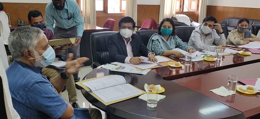 ಪ್ರಾಥಮಿಕ ಮತ್ತು ಪ್ರೌಢ ಶಿಕ್ಷಣ ಸಚಿವ ಬಿ.ಸಿ. ನಾಗೇಶ್‌ ಅವರು ಶಿಕ್ಷಣ ಇಲಾಖೆಯ ಹಿರಿಯ ಅಧಿಕಾರಿಗಳ ಜತೆ ಸಭೆ ನಡೆಸಿದರು.