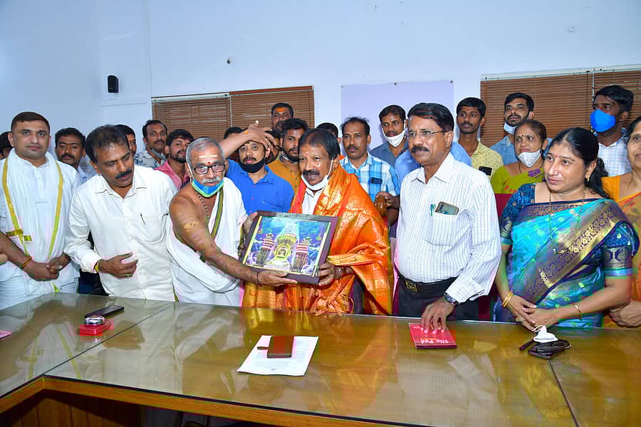 ಸಚಿವ ಎಸ್.ಅಂಗಾರ ಅವರನ್ನು ಕುಕ್ಕೆ ದೇವಳದ ನೌಕರರ ಪರವಾಗಿ ಸನ್ಮಾನಿಸಲಾಯಿತು.