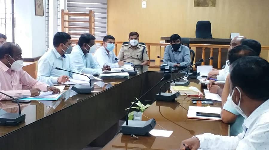 ಶಿವಮೊಗ್ಗ ಜಿಲ್ಲಾಧಿಕಾರಿ ಕಚೇರಿಯಲ್ಲಿ ಗುರುವಾರ ಹಮ್ಮಿಕೊಂಡಿದ್ದ ಕೆರೆಗಳ ಒತ್ತುವರಿ ತೆರವು ಪ್ರಗತಿ ಪರಿಶೀಲನೆ ಸಭೆಯಲ್ಲಿ ಜಿಲ್ಲಾಧಿಕಾರಿ ಕೆ.ಬಿ.ಶಿವಕುಮಾರ್ ಮಾತನಾಡಿದರು.