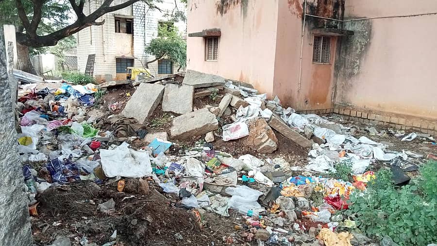 ಸರ್ಕಾರಿ ಪದವಿಪೂರ್ವ ಕಾಲೇಜು ಆವರಣದ ಒಂದು ಬದಿಯಲ್ಲಿ ಕಸದ ರಾಶಿ