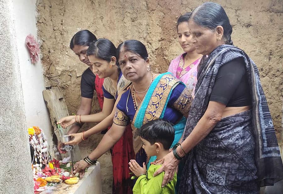 ಹಿರೇಕೆರೂರು ತಾಲ್ಲೂಕಿನ ಅಬಲೂರು ಗ್ರಾಮದಲ್ಲಿ ಪಂಚಮಿ ಹಬ್ಬದ ನಿಮಿತ್ತ ಮಹಿಳೆಯರು ನಾಗದೇವರಿಗೆ ಪೂಜೆ ಸಲ್ಲಿಸಿದರು