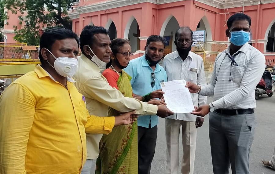 ಮಹಾಬೋಧಿ ವೃಕ್ಷ ಎಜುಕೇಷನಲ್ ಆ್ಯಂಡ್ ಚಾರಿಟೇಬಲ್ ಟ್ರಸ್ಟ್ ಮುಖಂಡರು ರಾಯಚೂರಿನಲ್ಲಿ ಜಿಲ್ಲಾಡಳಿತ ಕಚೇರಿಗೆ ಮನವಿ ಗುರುವಾರ ಸಲ್ಲಿಸಿದರು