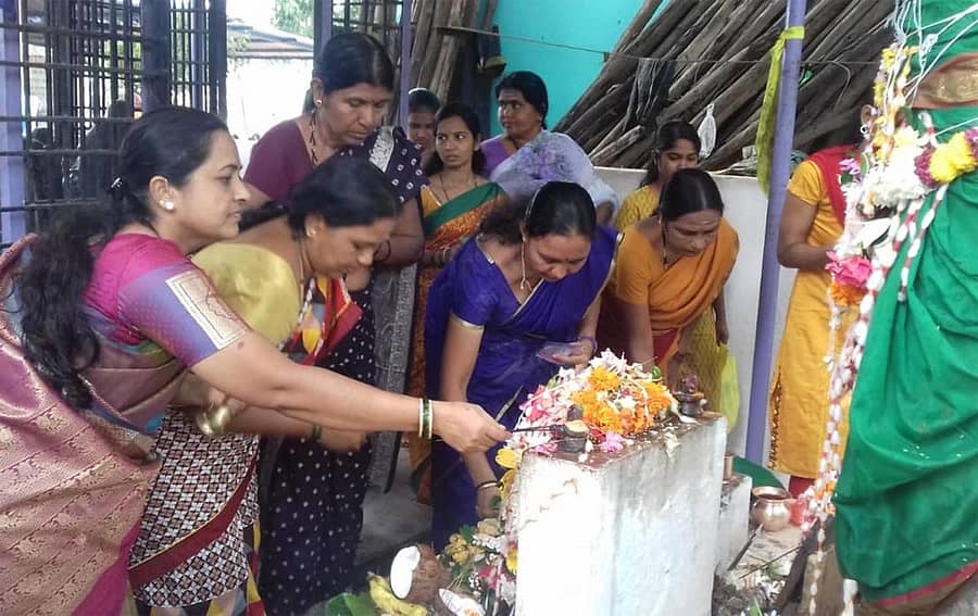 ರಾಣೆಬೆನ್ನೂರಿನ ಈಶ್ವರನಗರದ ಅಯ್ಯಪ್ಪ ಸ್ವಾಮಿ ದೇವಸ್ಥಾನದ ಆವರಣದಲ್ಲಿ ನಾಗರ ಪಂಚಮಿ ಹಬ್ಬದ ಎರಡನೇ ದಿನ ಮಹಿಳೆಯರು ನಾಗಪ್ಪನ ಮೂರ್ತಿಗೆ ಹಾಲು ಎರೆದು ಪೂಜೆ ಸಲ್ಲಿಸಿದರು