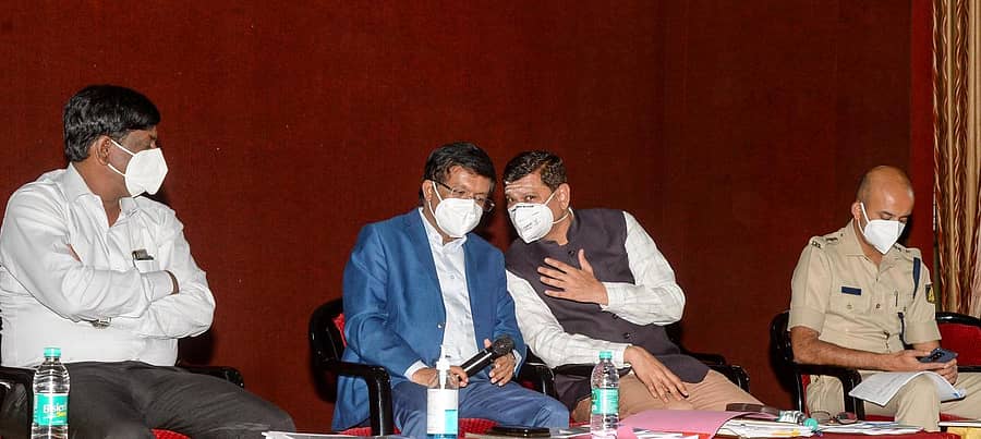 ದಾವಣಗೆರೆ ಜಿಲ್ಲಾಧಿಕಾರಿ ಕಚೇರಿಯಲ್ಲಿ ಗುರುವಾರ ನಡೆದ ಕೋವಿಡ್ ಹಾಗೂ ಪ್ರಗತಿ ಪರಿಶೀಲನಾ ಸಭೆಯಲ್ಲಿ ಜಿಲ್ಲಾ ಉಸ್ತುವಾರಿ ಕಾರ್ಯದರ್ಶಿ ಎಸ್.ಆರ್. ಉಮಾಶಂಕರ್ ಮತ್ತು ಜಿಲ್ಲಾಧಿಕಾರಿ ಮಹಾಂತೇಶ ಬೀಳಗಿ ಪರಸ್ಪರ ಚರ್ಚಿಸಿದರು. ಸಿಇಒ ಡಾ. ವಿಜಯ ಮಹಾಂತೇಶ್ ದಾನಮ್ಮನವರ್ , ಪೊಲೀಸ್ ವರಿಷ್ಠಾಧಿಕಾರಿ ರಿಷ್ಯಂತ್ ಇದ್ದಾರೆ