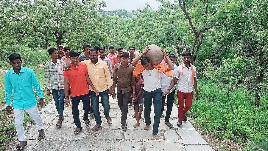 ಯರಗೋಳ ಸಮೀಪದ ಅರಕೇರಾ–ಬಿ ಗ್ರಾಮದಲ್ಲಿ 100 ಕೆ.ಜಿ ತೋಕದ ಬಂಡೆಗಲ್ಲನ್ನು 2 ಕಿ.ಮೀ ದೂರ ಹೊತ್ತೊಯ್ದ ಶರಣಪ್ಪ