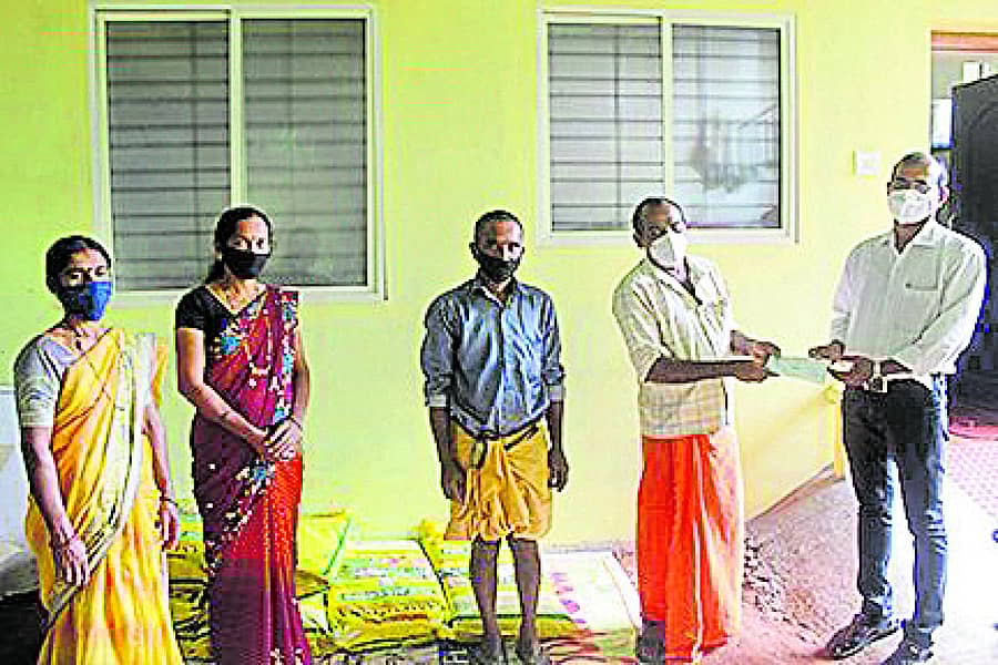  ‘ಡೆಕ್ಕನ್ ಹೆರಾಲ್ಡ್’ ಮತ್ತು ‘ಪ್ರಜಾವಾಣಿ’ ಕೋವಿಡ್ ರಿಲೀಫ್ ಟ್ರಸ್ಟ್ ವತಿಯಿಂದ ವಿಮುಕ್ತಿ ಕಪುಚಿನ್ ಸೇವಾ ಕೇಂದ್ರದಲ್ಲಿ ಕೋವಿಡ್ ಬಾಧಿತ ಕುಟುಂಬಕ್ಕೆ ನೆರವು ನೀಡಲಾಯಿತು.