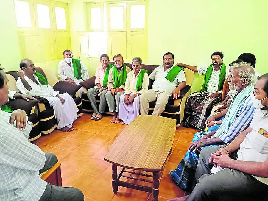 ಚೇಳೂರಿನ ಪ್ರವಾಸಿ ಮಂದಿರದಲ್ಲಿ ರಸ್ತೆ ವಿಸ್ತರಣೆ ಸಂಬಂಧ ಅಂಗಡಿ ಮಾಲೀಕರು ಮತ್ತು ರೈತ ಸಂಘದ ಮುಖಂಡರ ಸಭೆ ನಡೆಯಿತು