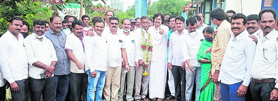 ಸೊರಬದ ಕೃಷಿ ಉತ್ಪನ್ನ ಮಾರುಕಟ್ಟೆ ಸಮಿತಿಗೆ ನೂತನ ಅಧ್ಯಕ್ಷರಾಗಿ ಆಯ್ಕೆಯಾದ ಬಿಜೆಪಿ ಬೆಂಬಲಿತ ಅಭ್ಯರ್ಥಿ ದಯಾನಂದಗೌಡ ಅವರನ್ನು ಶಾಸಕ ಎಸ್. ಕುಮಾರ್ ಬಂಗಾರಪ್ಪ ಅಭಿನಂದಿಸಿದರು.